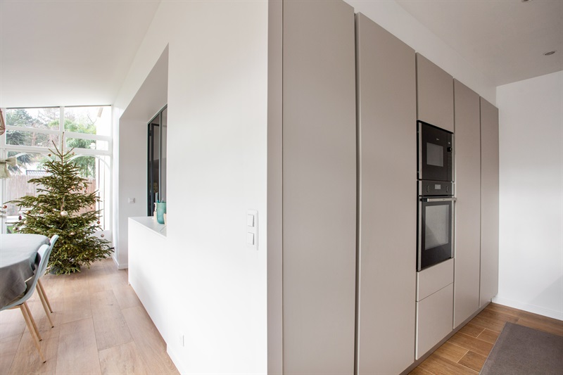 Cuisine ouverte moderne blanc et gris à Louveciennes | Raison Home - 9