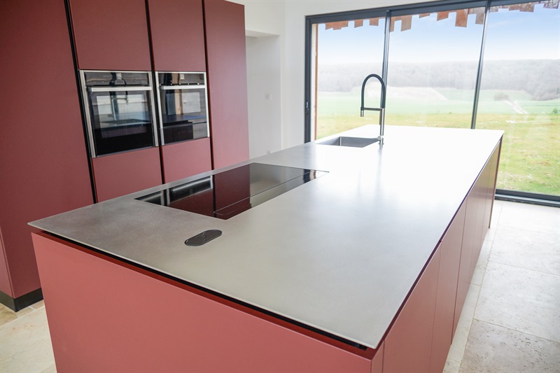 Cuisine moderne rose framboise à Dampsmesnil | Raison Home - 5