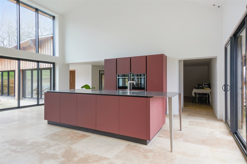 Cuisine moderne rose framboise à Dampsmesnil | Raison Home - 7