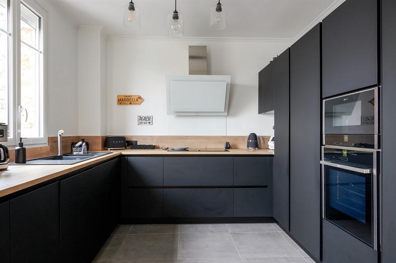 Cuisine de style moderne noire et bois à Triel-sur-Seine | Raison Home - 1