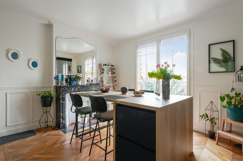 Cuisine de style moderne noire et bois à Triel-sur-Seine | Raison Home - 2