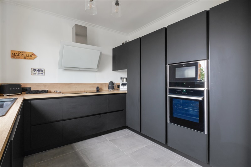 Cuisine de style moderne noire et bois à Triel-sur-Seine | Raison Home - 3