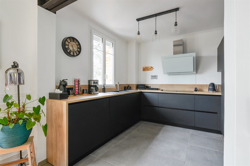 Cuisine de style moderne noire et bois à Triel-sur-Seine | Raison Home - 4