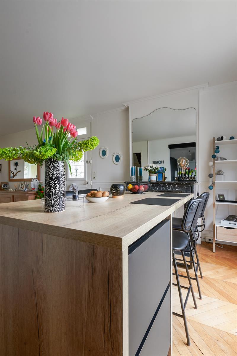 Cuisine de style moderne noire et bois à Triel-sur-Seine | Raison Home - 6