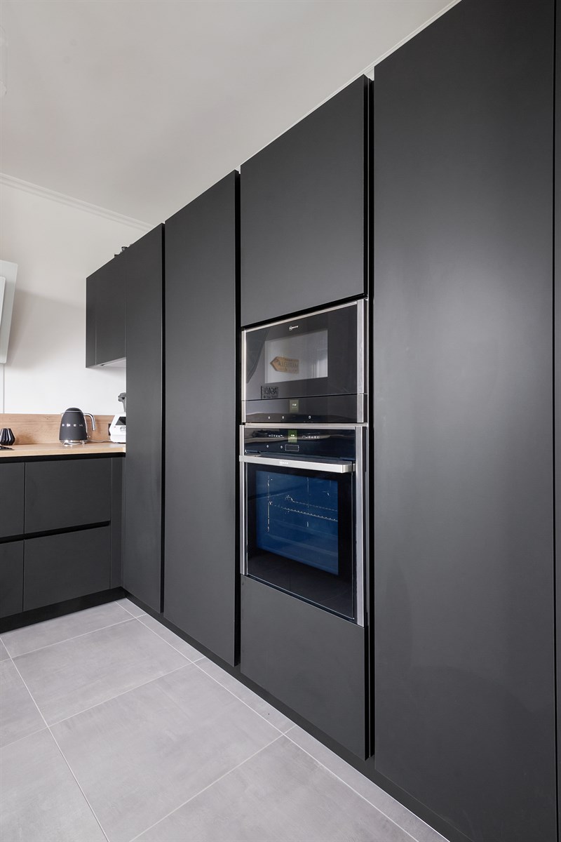 Cuisine de style moderne noire et bois à Triel-sur-Seine | Raison Home - 7