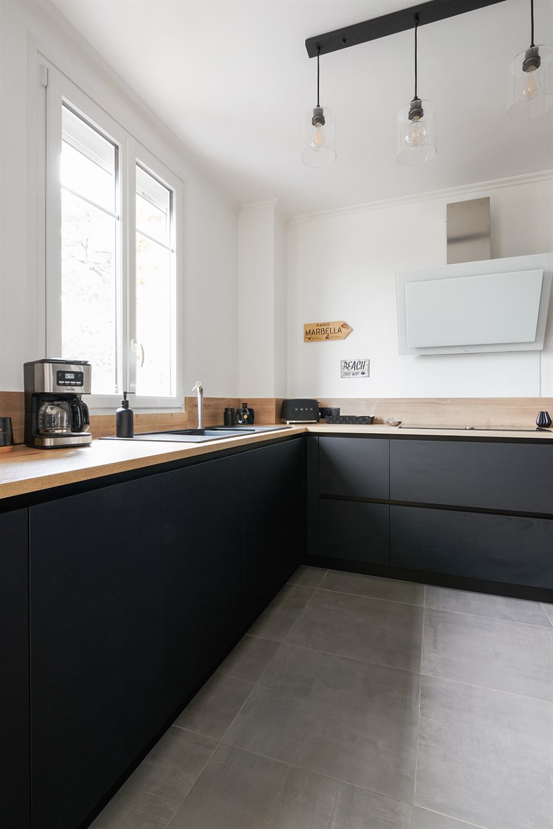 Cuisine de style moderne noire et bois à Triel-sur-Seine | Raison Home - 8