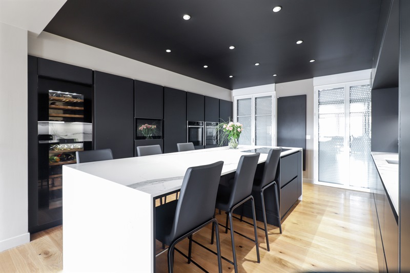 Cuisine en couloir de style moderne noire et blanche à L'Isle-Adam | Raison Home - 2