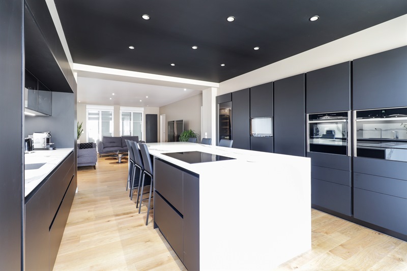 Cuisine en couloir de style moderne noire et blanche à L'Isle-Adam | Raison Home - 3