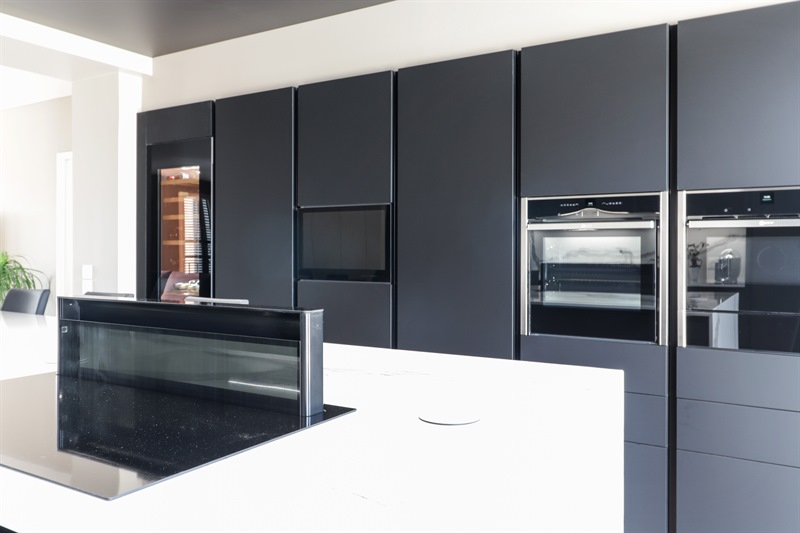 Cuisine en couloir de style moderne noire et blanche à L'Isle-Adam | Raison Home - 4