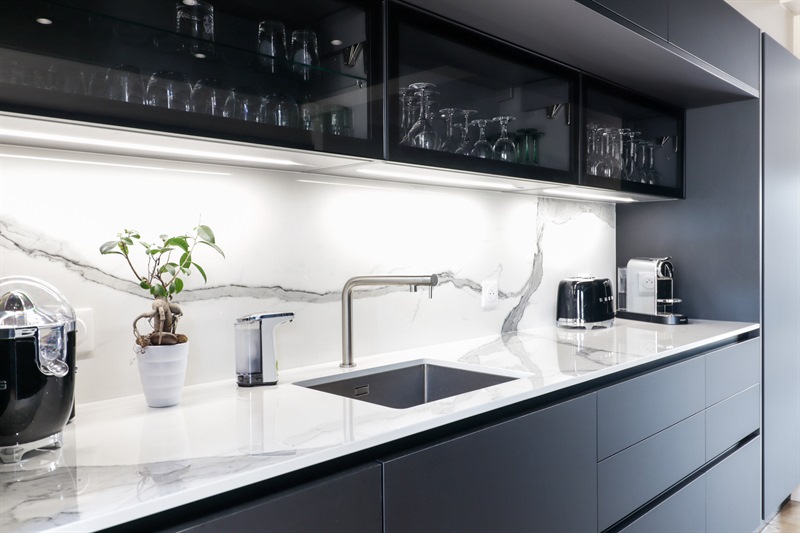 Cuisine en couloir de style moderne noire et blanche à L'Isle-Adam | Raison Home - 5