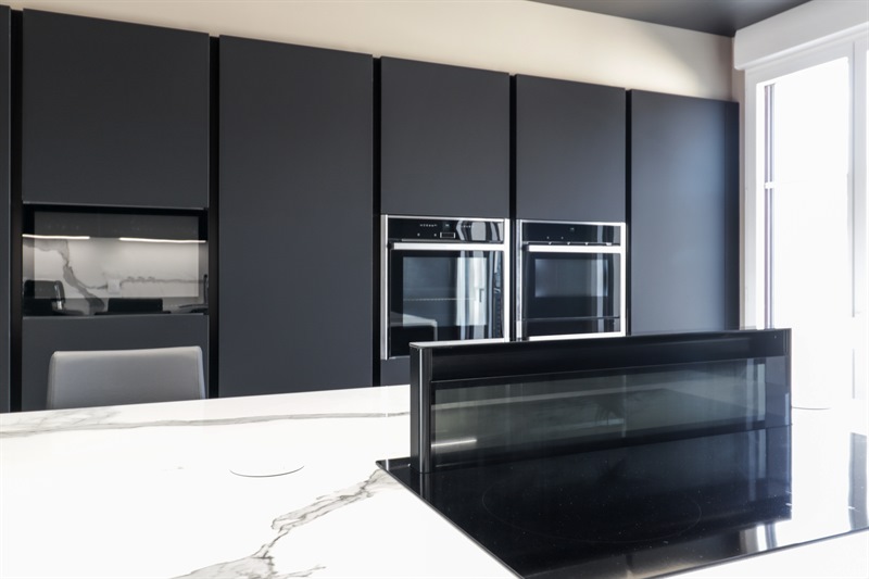 Cuisine en couloir de style moderne noire et blanche à L'Isle-Adam | Raison Home - 6