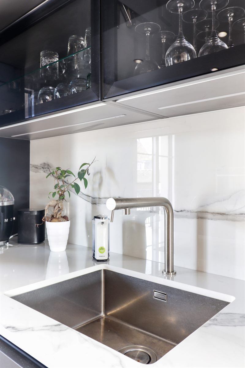 Cuisine en couloir de style moderne noire et blanche à L'Isle-Adam | Raison Home - 8