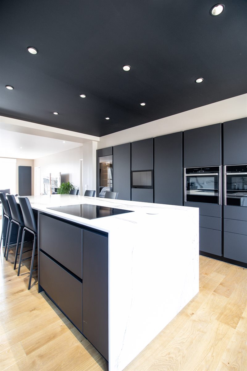 Cuisine en couloir de style moderne noire et blanche à L'Isle-Adam | Raison Home - 10