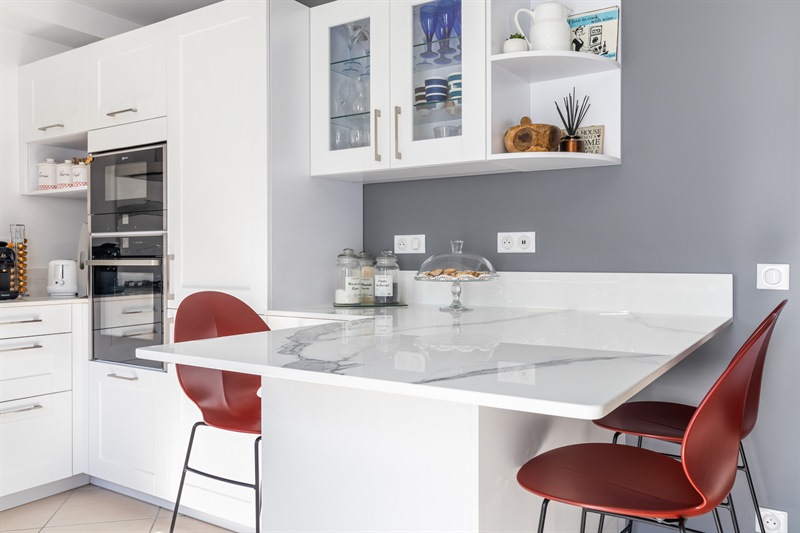 Cuisine toute blanche laqué avec effet marbre à Vauréal | Raison Home - 6