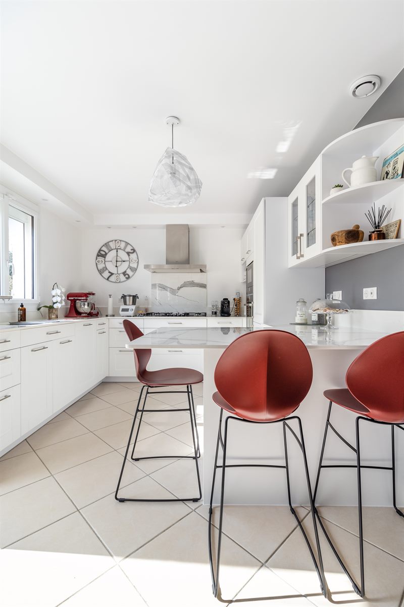 Cuisine toute blanche laqué avec effet marbre à Vauréal | Raison Home - 10