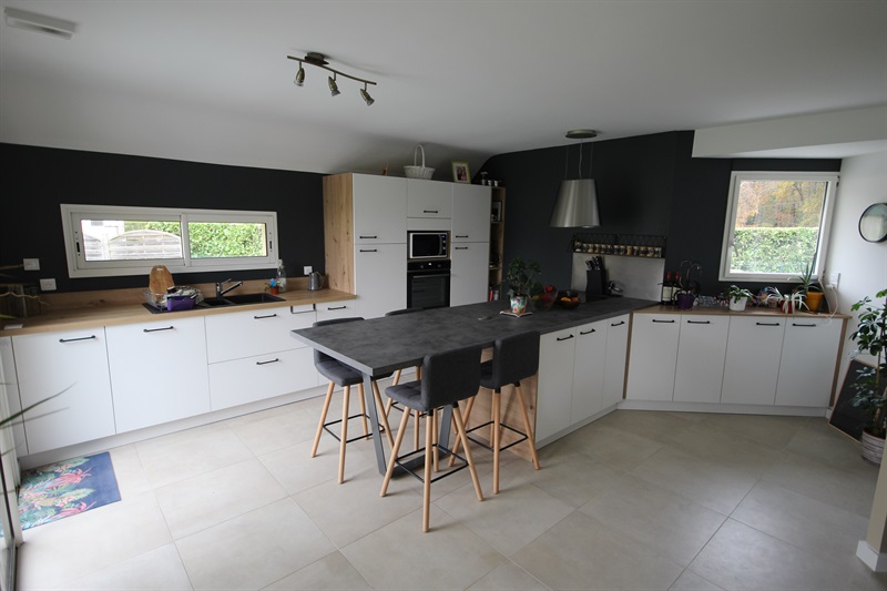 Cuisine ouverte et spacieuse contemporaine bois, blanc et gris foncé à Dreffeac | Raison Home - 1