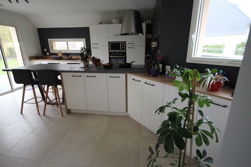Cuisine ouverte et spacieuse contemporaine bois, blanc et gris foncé à Dreffeac | Raison Home - 2
