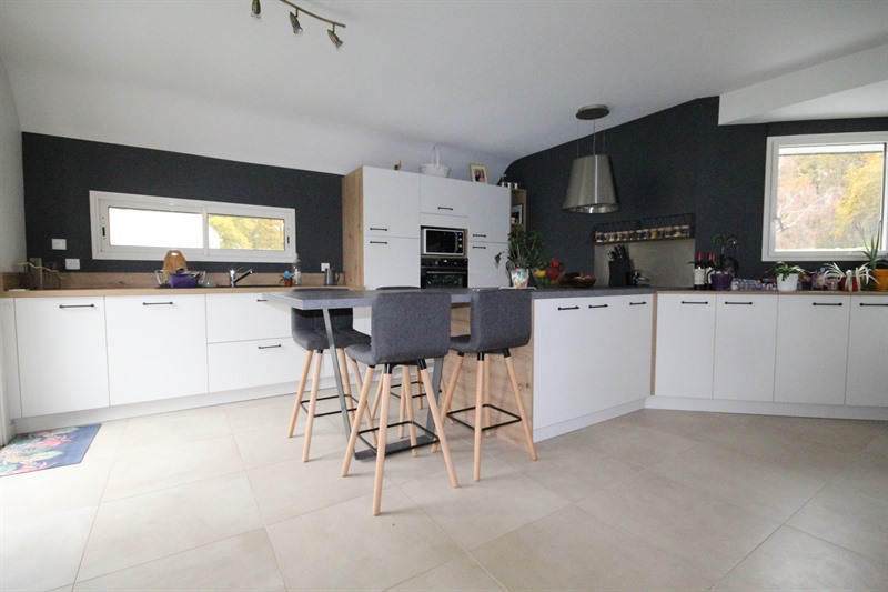 Cuisine ouverte et spacieuse contemporaine bois, blanc et gris foncé à Dreffeac | Raison Home - 3