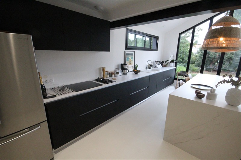 Cuisine ouverte de style contemporain noir à Saint-Brevin-les-Pins | Raison Home - 4