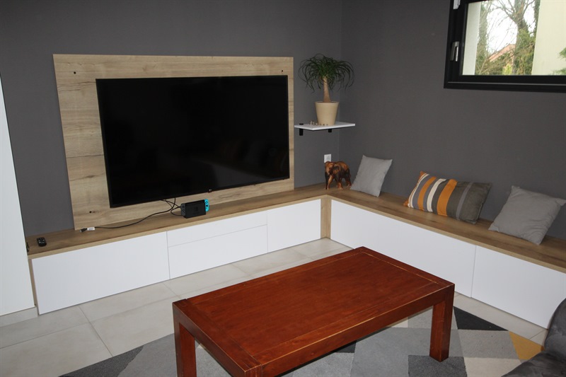 Meuble de salon bois et blanc avec encadrement TV à Saint-Nazaire | Raison Home - 2