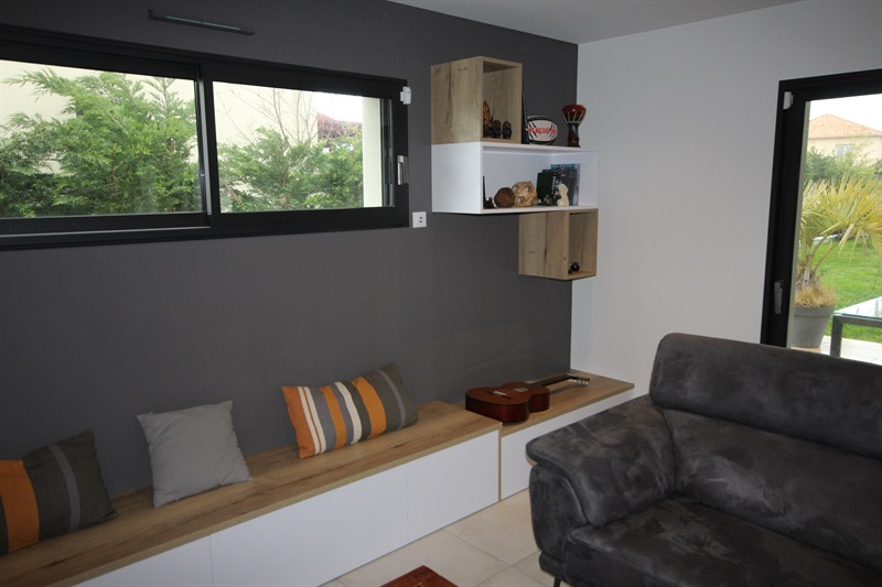 Meuble de salon bois et blanc avec encadrement TV à Saint-Nazaire | Raison Home - 3