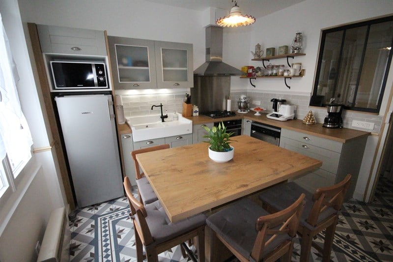 Petite cuisine cottage avec évier timbre à Saint-Joachim | Raison Home - 1