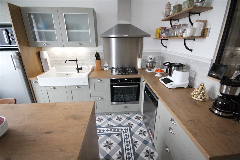 Petite cuisine cottage avec évier timbre à Saint-Joachim 3