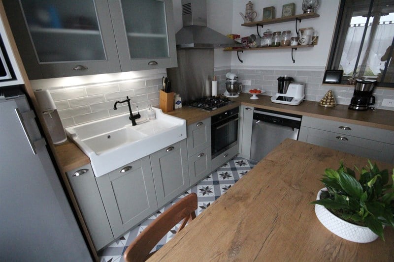 Petite cuisine cottage avec évier timbre à Saint-Joachim | Raison Home - 4