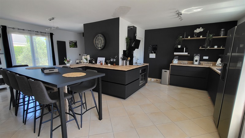 Cuisine spacieuse de style moderne noir à Crossac | Raison Home - 1