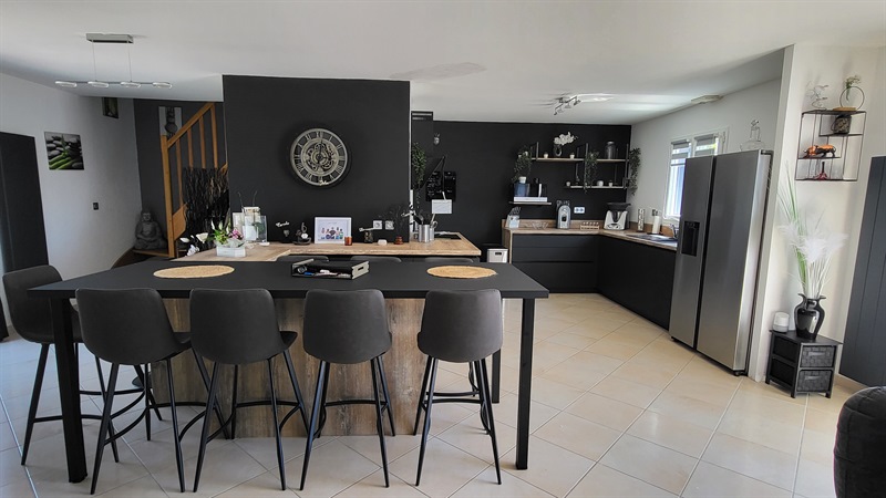 Cuisine spacieuse de style moderne noir à Crossac | Raison Home - 2