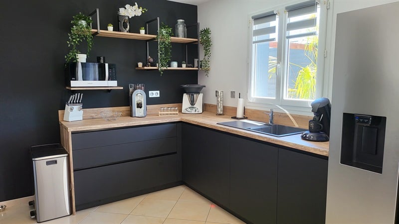 Cuisine spacieuse de style moderne noir à Crossac | Raison Home - 7