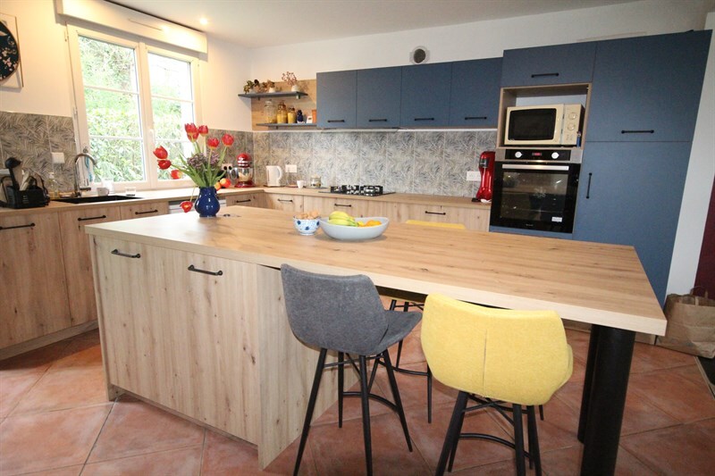 Cuisine ouverte bois et bleue à St-Malo de Guersac 1