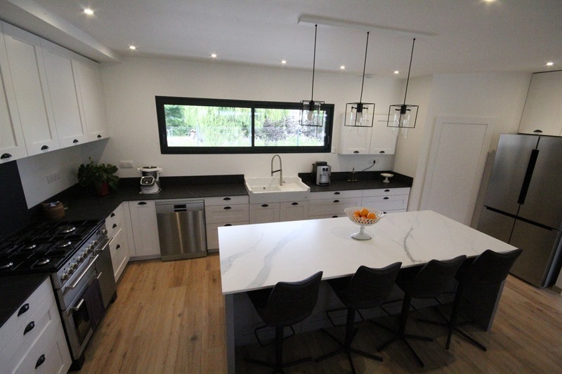 Cuisine spacieuse de style moderne blanc et noir à Dreffeac 1