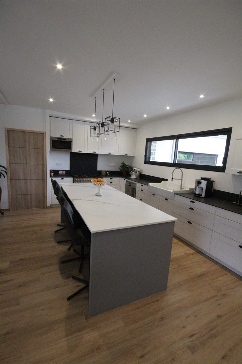 Cuisine spacieuse de style moderne blanc et noir à Dreffeac 2