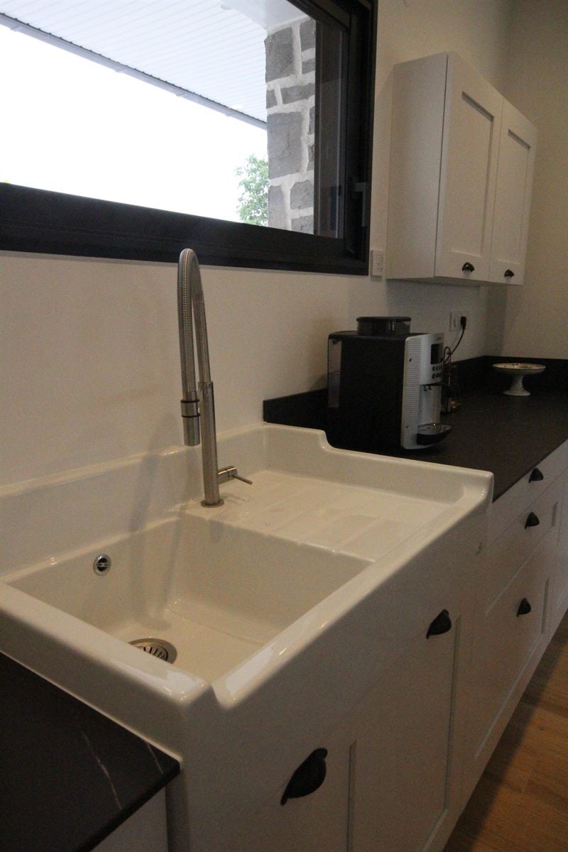 Cuisine spacieuse de style moderne blanc et noir à Dreffeac 3