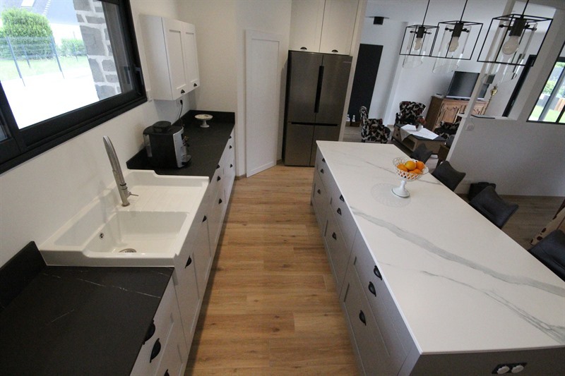 Cuisine spacieuse de style moderne blanc et noir à Dreffeac 4