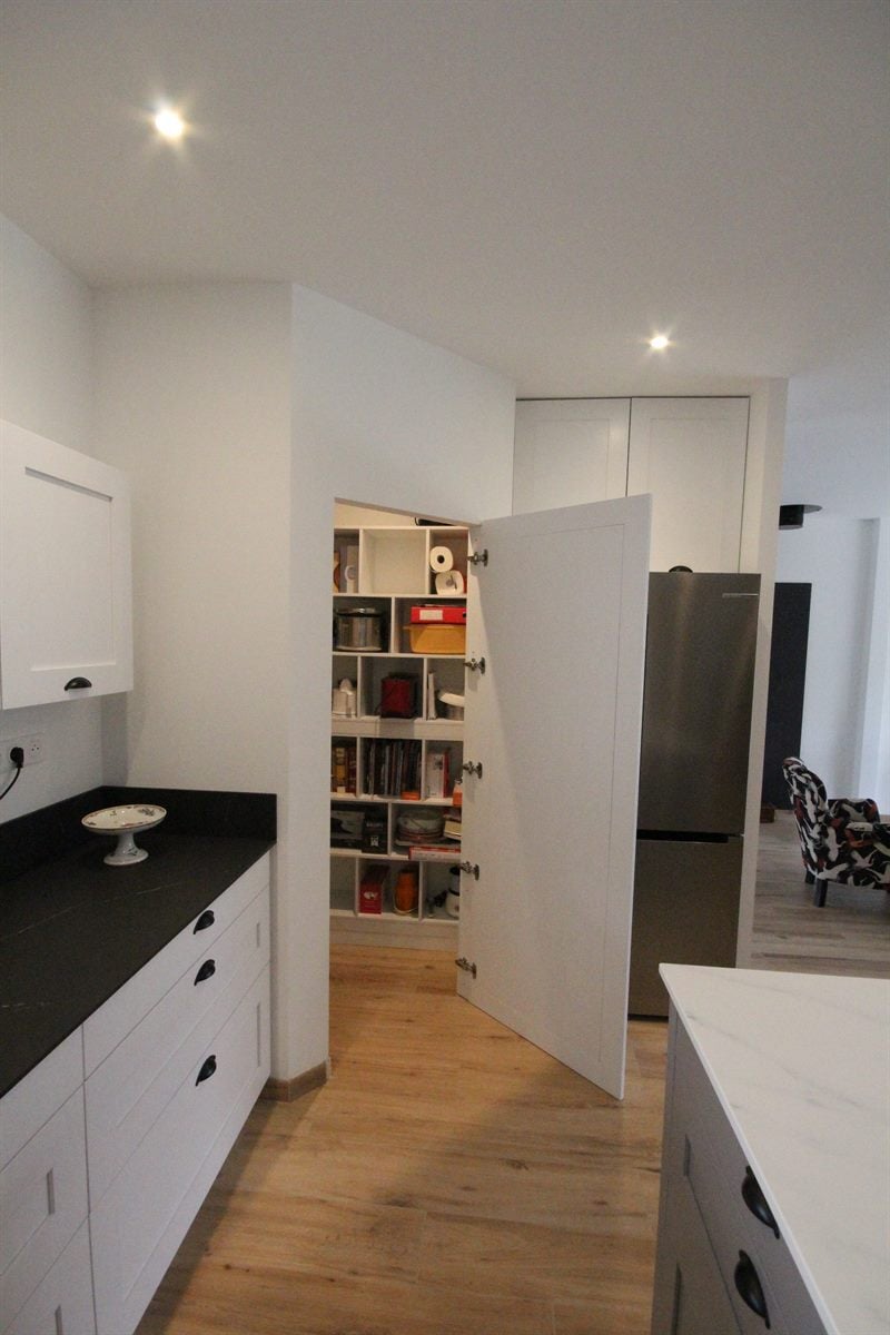 Cuisine spacieuse de style moderne blanc et noir à Dreffeac 5