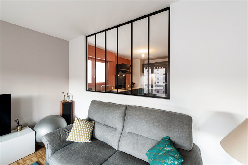 Cuisine moderne gris foncé et bois avec mur orange à Lyon | Raison Home - 2