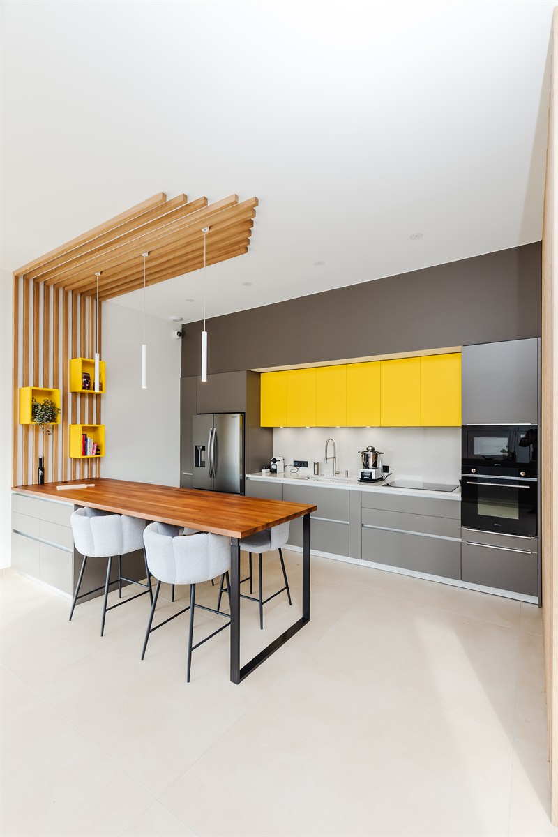 Cuisine ouverte de style moderne jaune et gris à Tignieu Jameyzieu | Raison Home - 1