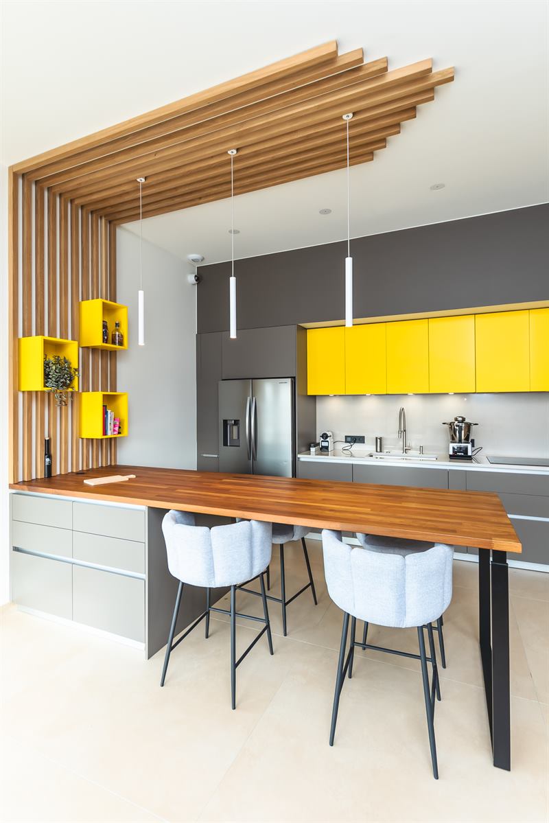 Cuisine ouverte de style moderne jaune et gris à Tignieu Jameyzieu | Raison Home - 2