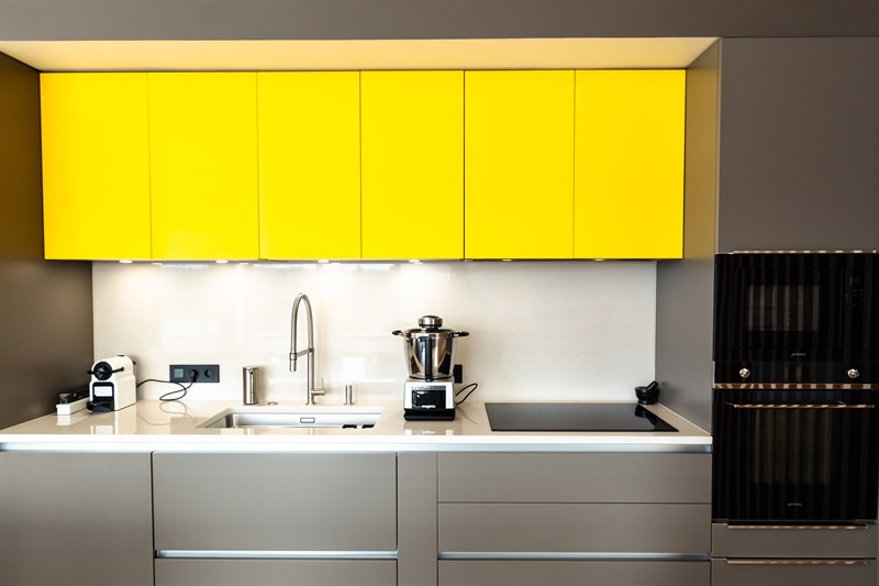 Cuisine ouverte de style moderne jaune et gris à Tignieu Jameyzieu | Raison Home - 3