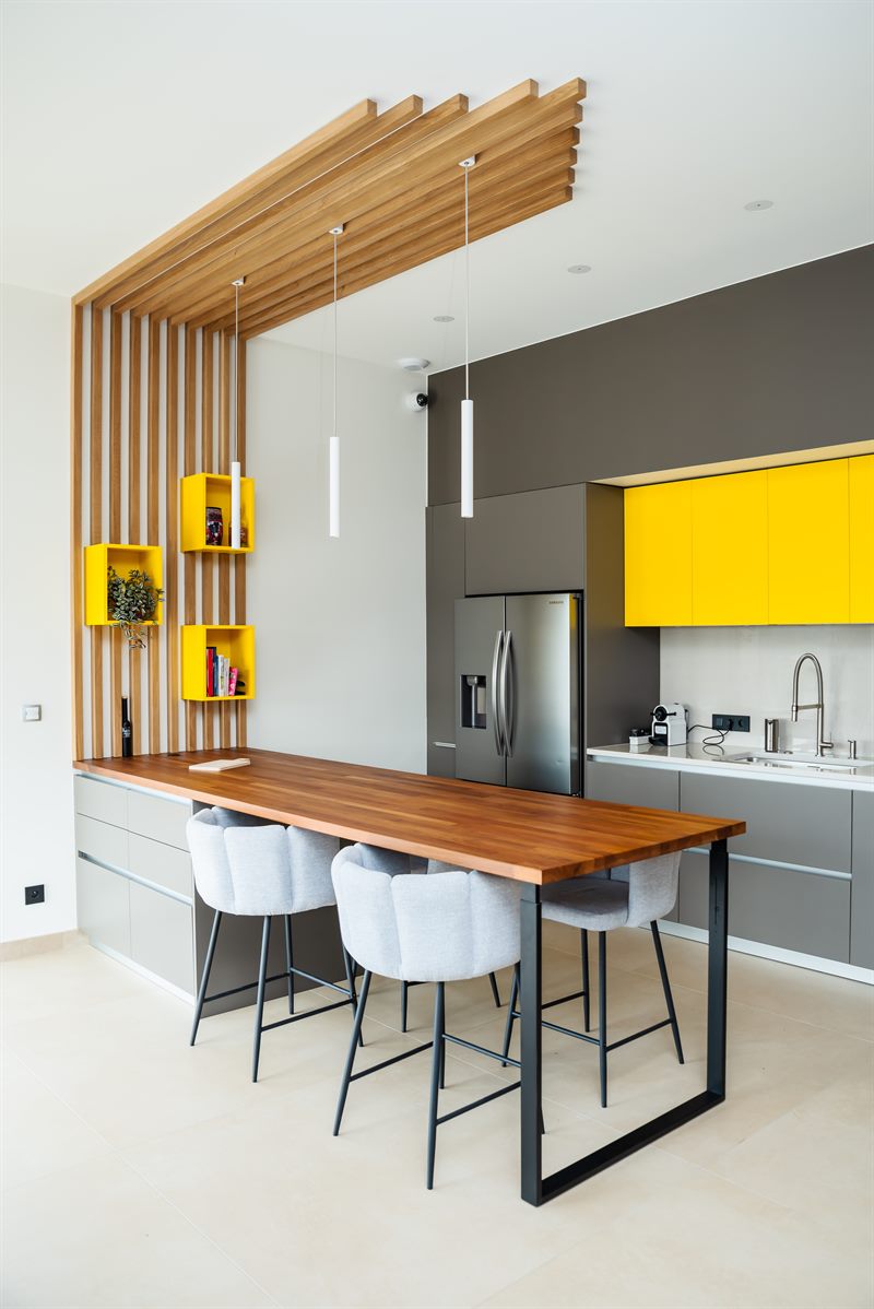 Cuisine ouverte de style moderne jaune et gris à Tignieu Jameyzieu | Raison Home - 5