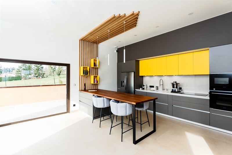 Cuisine ouverte de style moderne jaune et gris à Tignieu Jameyzieu | Raison Home - 6