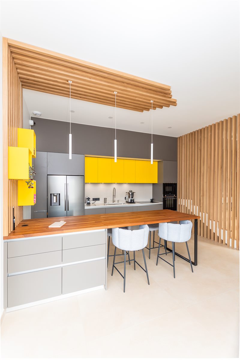 Cuisine ouverte de style moderne jaune et gris à Tignieu Jameyzieu | Raison Home - 9