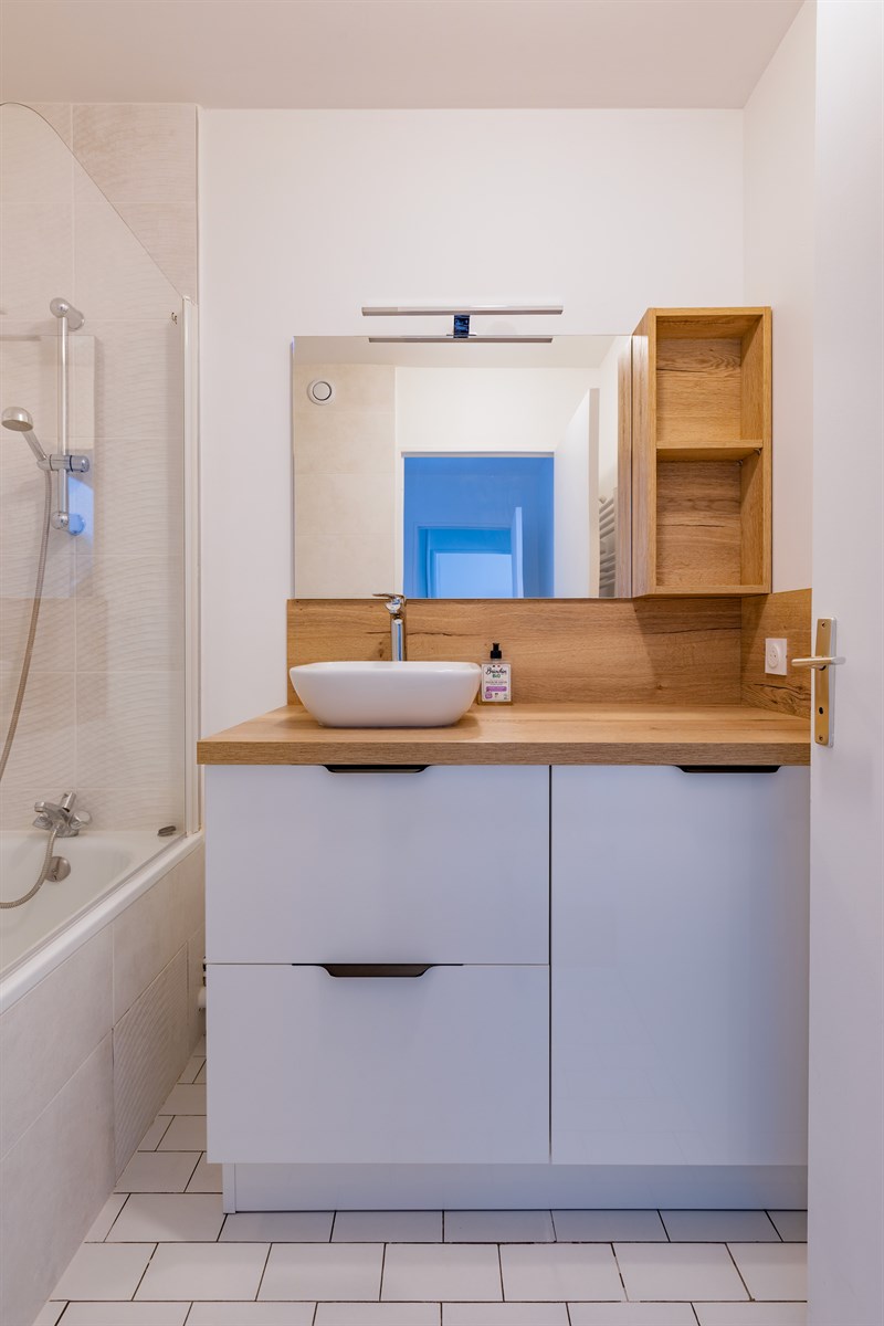 Meuble de salle de bain en bois et gris à Lyon | Raison Home - 1