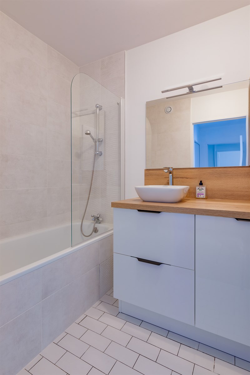 Meuble de salle de bain en bois et gris à Lyon | Raison Home - 2