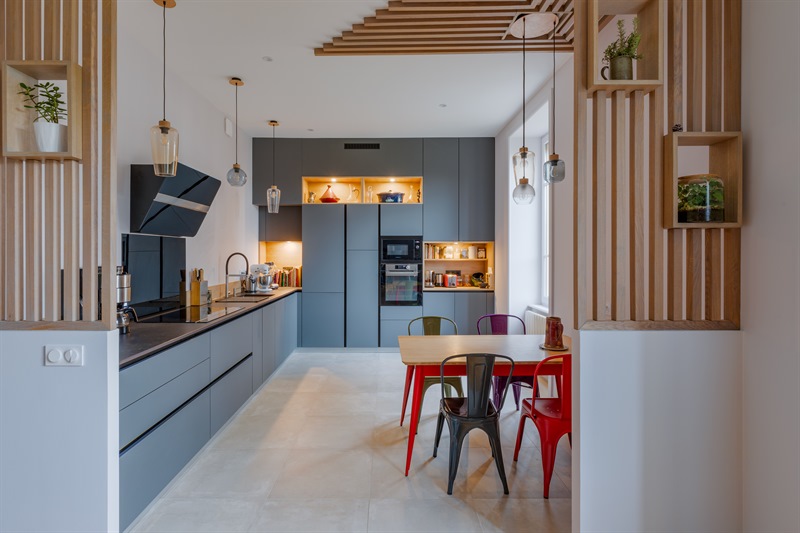 Cuisine ouverte de style contemporain bois et gris à Lyon | Raison Home - 1