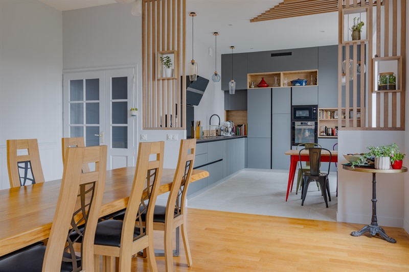 Cuisine ouverte de style contemporain bois et gris à Lyon | Raison Home - 2