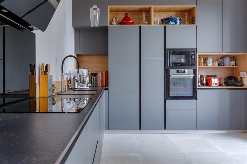 Cuisine ouverte de style contemporain bois et gris à Lyon | Raison Home - 3