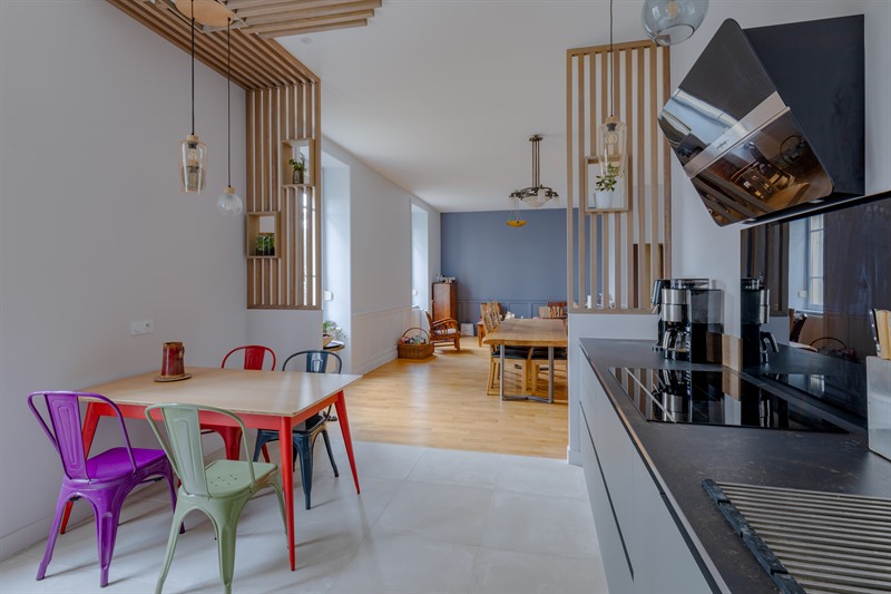 Cuisine ouverte de style contemporain bois et gris à Lyon | Raison Home - 4